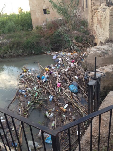 Los socialistas denuncian que la Acequia Mayor de Barreras (Aljucer) se está convirtiendo en un vertedero