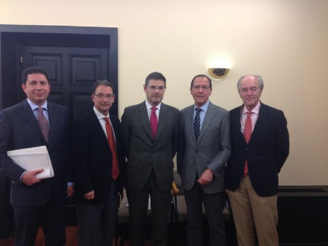 El Alcalde consigue el compromiso de Fomento de estudiar la llegada del AVE a El Carmen con las vías soterradas