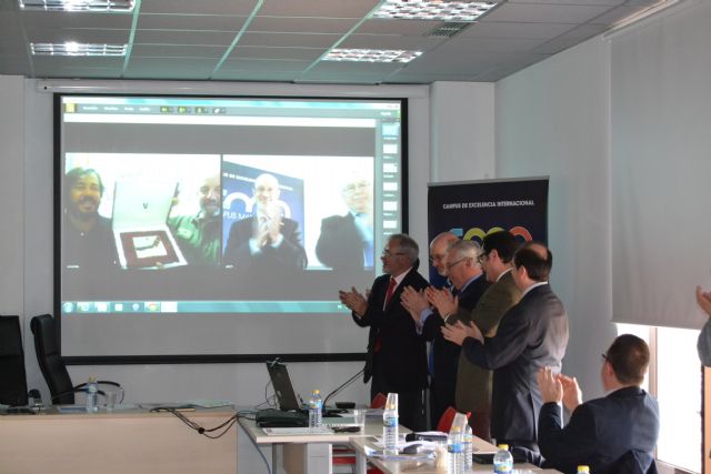 El Campus de Excelencia Mare Nostrum entrega en la Antártida una placa al Ejército