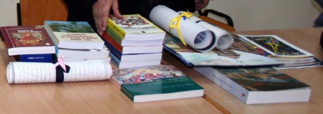 Juan José Franco, cronista de Puebla de Soto, hace entrega de sus libros y documentación histórica a la población, a través de la Junta Municipal