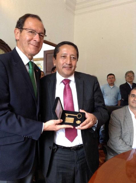 El Concejo de Popayán nombra Huésped de Honor al Alcalde Cámara y le entrega las Llaves de la Ciudad
