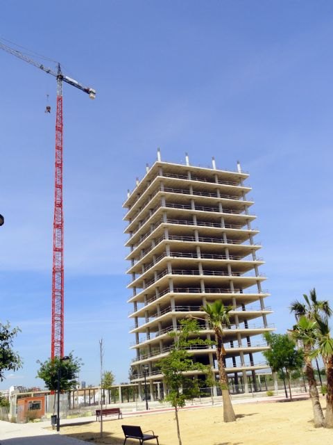 El Grupo Socialista exige al Gobierno local la retirada de una gran grúa en Santiago y Zaraiche