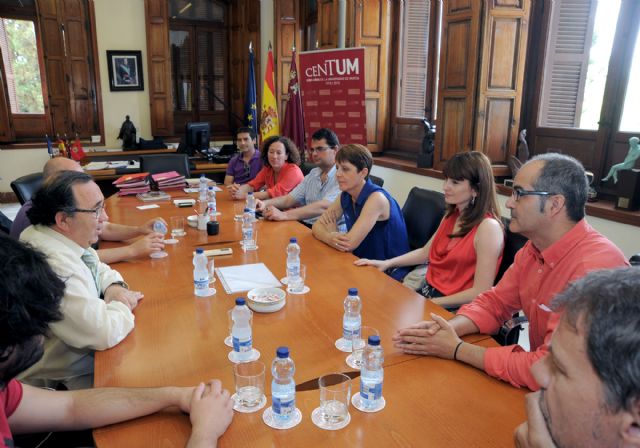 El nuevo equipo decanal de la facultad de Letras habla con el rector Orihuela de los objetivos del centro