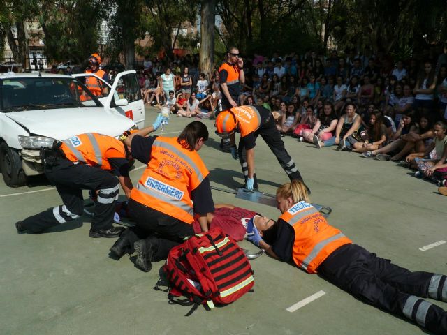 Voluntarios de Protección Civil muestran a escolares cómo actuar en un accidente de moto