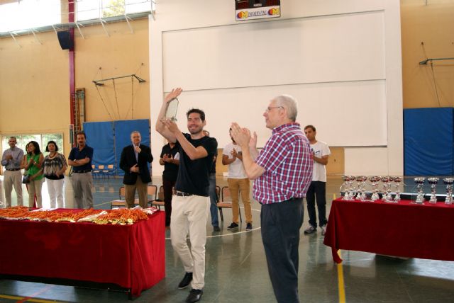 Kike Boned y Bolarín en la entrega de medallas al deporte del colegio Marista La Fuensanta