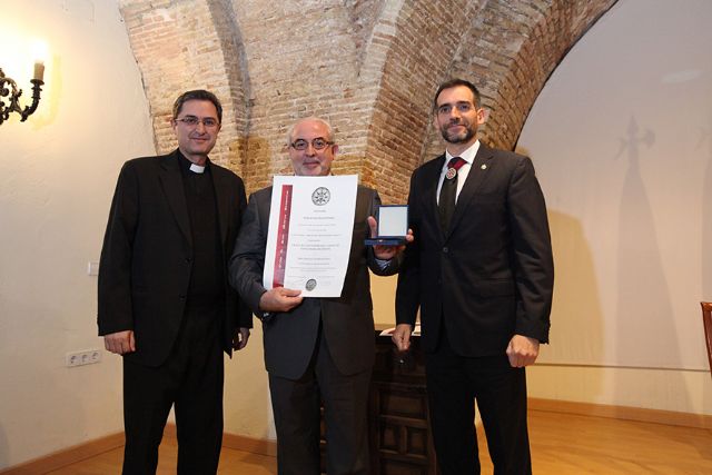 José Luis Mendoza recibe la Gran Cruz de la Orden de Santa María