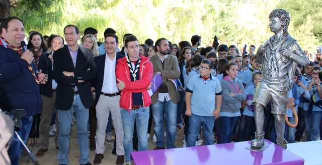 El Alcalde celebra el primer centenario del Movimiento Scout con la inauguración de una escultura en La Seda
