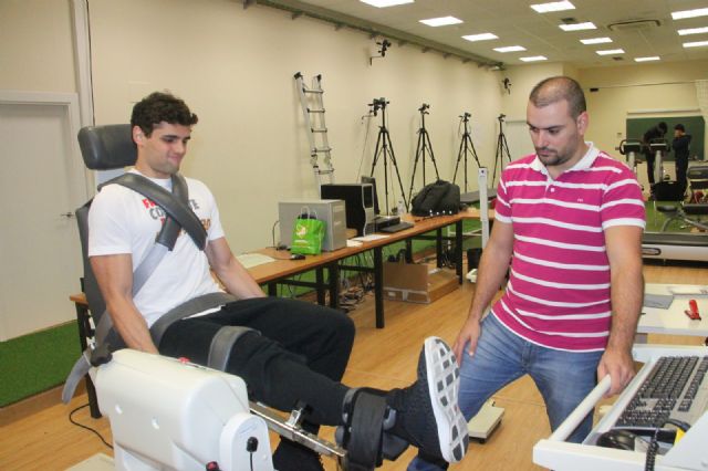Los jugadores del UCAM Murcia CB pasan las pruebas isocinéticas y los test de pliegues