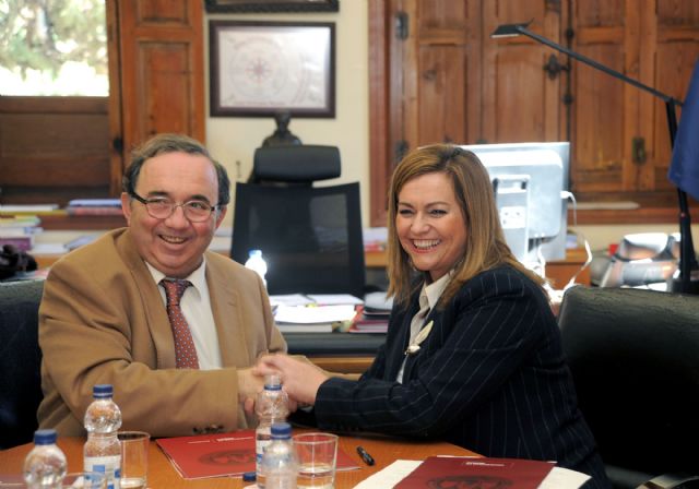 La consejera de Medio Ambiente de Andalucía destaca el valor del conocimiento en la firma de un convenio con la Universidad de Murcia