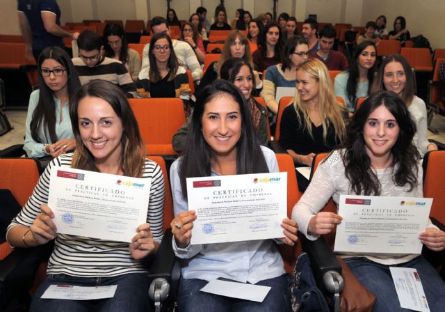 60 alumnos de la Universidad de Murcia reciben los diplomas de las prácticas rurales y sociosanitarias