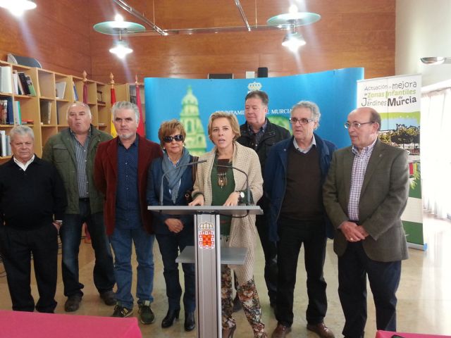 Los murcianos contarán en los próximos meses con 26 nuevas zonas de juegos infantiles y 50 espacios más con aparatos de gerontogimnasia