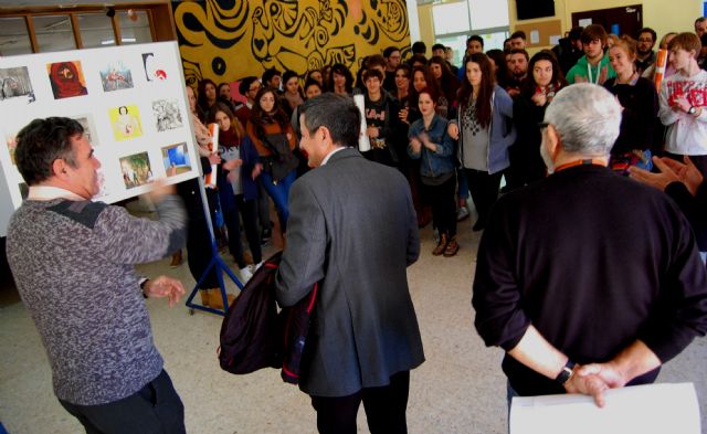 Más de una treintena de artistas murcianos donan sus obras para una exposición solidaria en el IES Floridablanca
