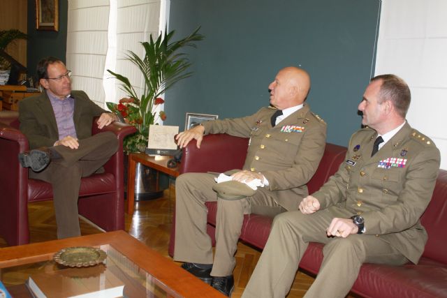 Cámara recibe al jefe del Regimiento de Artillería Antiaérea de Murcia