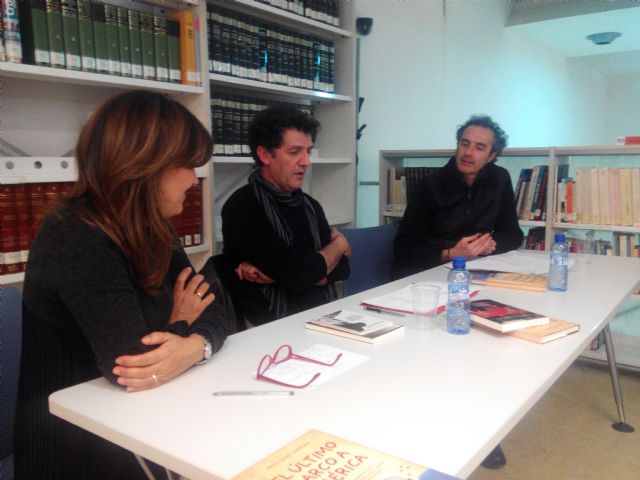 El escritor Paco López Mengual comparte tertulia con los usuarios del Club de Lectura de la Biblioteca de San Basilio