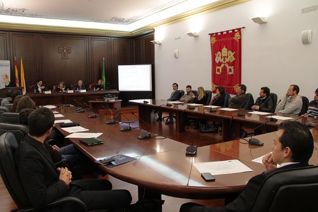 Un emprendedor presenta un directorio de restaurantes con menús adaptados a diabéticos y celiacos