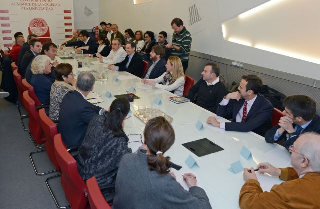El Consejo Social de la UMU congrega en un  foro a investigadores y empresas del sector farmacéutico
