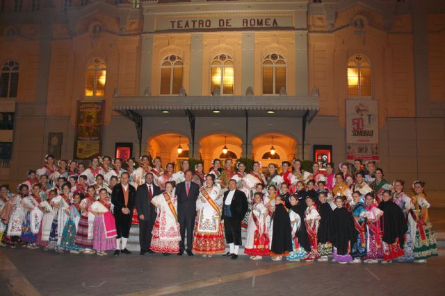 El Alcalde preside en el Teatro Romea la recepción a las 61 candidatas infantiles y mayores a Reina de Huerta