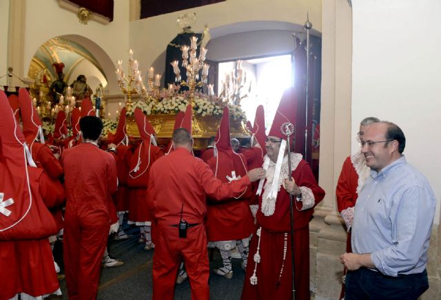 El consejero de Cultura, Pedro Antonio Sánchez, asistió esta tarde a los preparativos y a la salida de la procesión de ´Los Coloraos´