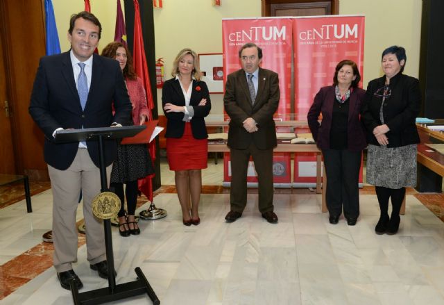 La exposición 'Mujeres en la Universidad de Murcia' llega al Rectorado