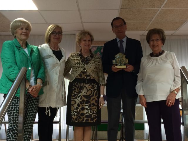 Los mayores de San Miguel rinden un homenaje al Alcalde en el décimo aniversario de su centro