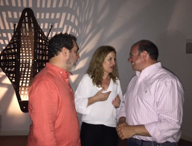 Más de 200 personas asisten a la apertura de la exposición ´Estrella del norte´ de Ángel Haro en la Sala Verónicas