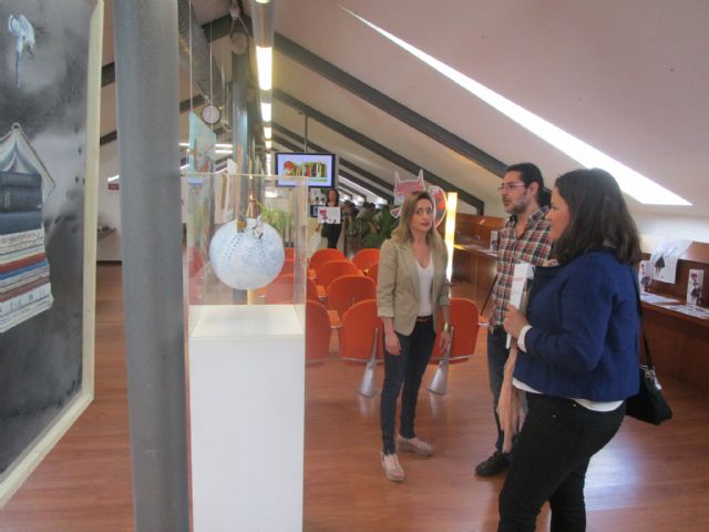 Diez pintores ofrecen su visión de la lectura para celebrar el X aniversario de la biblioteca Río Segura