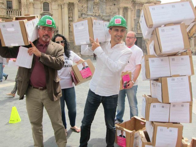 'Performance' de UPyD Murcia para mostrar 'el trabajo realizado durante cuatro años'