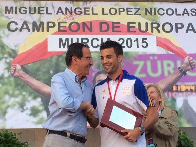 Llano de Brujas ofrece un mutitudinario homenaje al atleta Miguel Ángel López