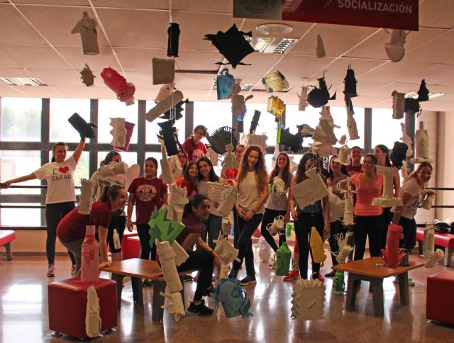 Alumnos de Educación Infantil de la Universidad de Murcia crean un espacio artístico de conocimiento a través del juego