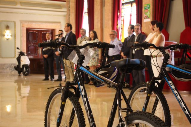 El Alcalde Cámara entrega los premios conseguidos por los escolares más expertos en educación vial