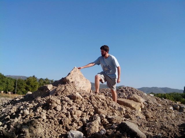 AJVA denuncia el abandono de los sillares del puente en un solar de Aljucer