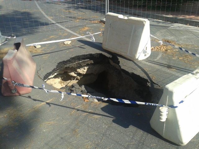 Fomento repara el hundimiento originado en la carretera de La Ñora