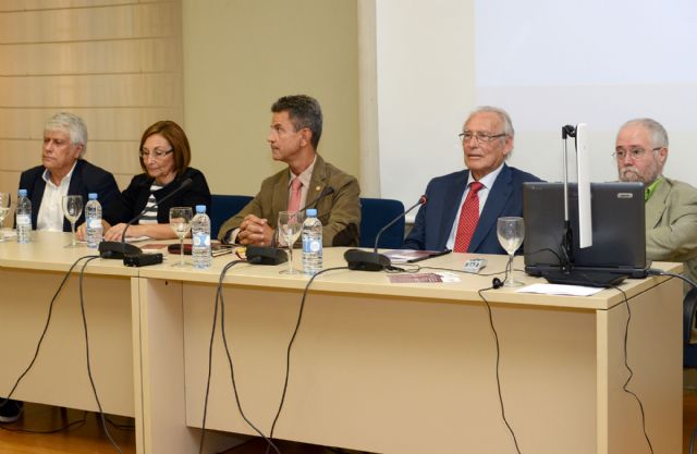 La Universidad homenajea al arqueólogo de la necrópolis de El Cigarralejo