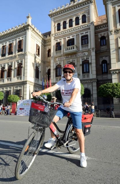 La Universidad de Murcia implanta el traslado de documentos en bicicleta para la protección del medio ambiente