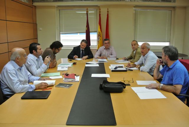 Los grupos políticos municipales mantienen un encuentro con representantes de Aguas de Murcia para conocer de primera mano la actividad de la empresa