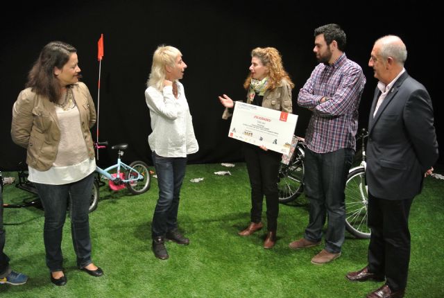 Pupaclown recibe su premio con motivo de la gymkana organizada por la Semana Europea de la Movilidad