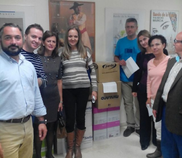 La Junta Municipal de Distrito-Este dona alimentos y material escolar a familias desfavorecidas