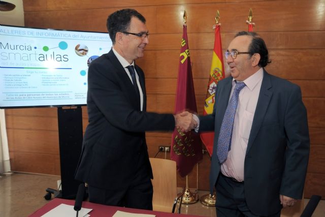 El Ayuntamiento y la UMU ponen a disposición de los murcianos más de 2.200 ordenadores en 126 aulas de libre acceso en barrios y pedanías