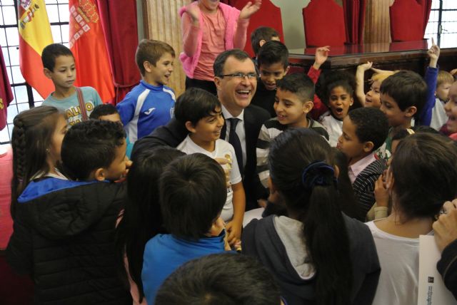 El Alcalde, guía de excepción de alumnos de primaria