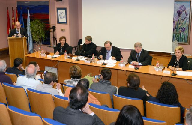 La Universidad de Murcia homenajea al profesor de Lingüística Ricardo Escavy con la edición de un libro