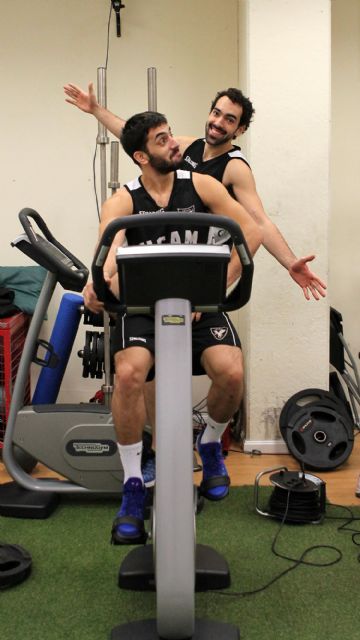 Los jugadores del UCAM Murcia CB pasan las pruebas isocinéticas y los test de capacidad de salto