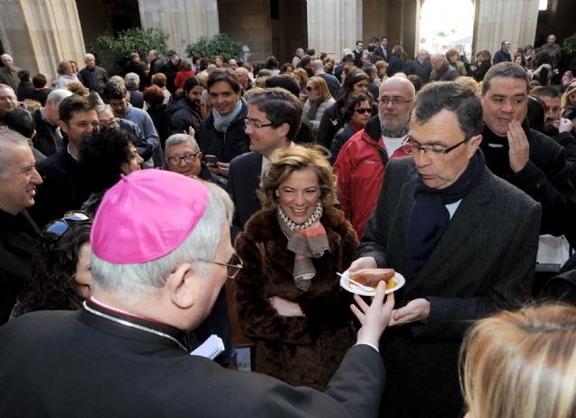 Numerosos murcianos celebran San Fulgencio con boniatos y mistela en el Palacio Episcopal