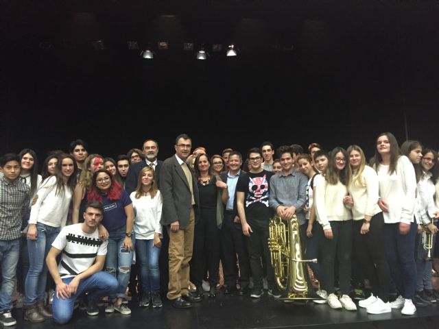 El Auditorio de Beniaján registra un lleno absoluto para asistir a un musical solidario de los alumnos del IES