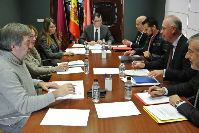 Navarro confirma a los grupos municipales que el AVE llegará a Murcia cumpliendo todos los acuerdos del Pleno