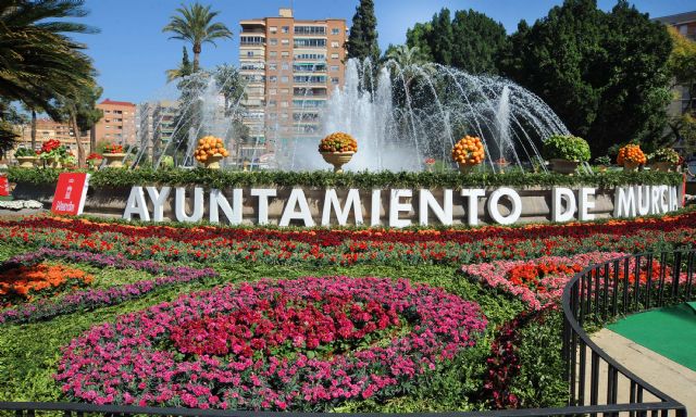 El Ayuntamiento reparte mañana las 12.000 flores plantadas en la Plaza Circular durante las fiestas