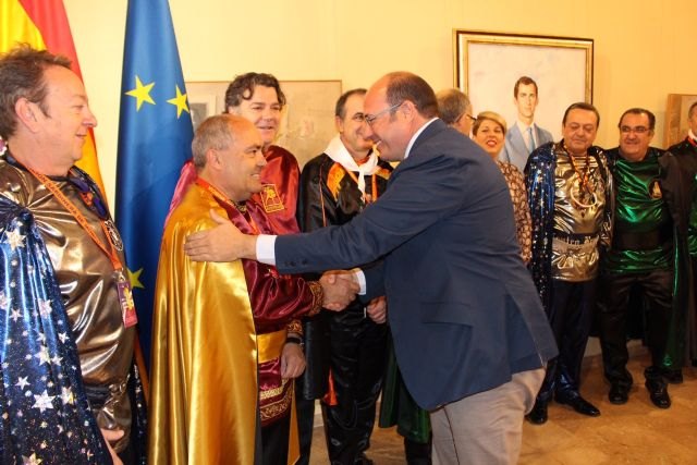 Pedro Antonio Sánchez subraya el apoyo de la Comunidad al Entierro de la Sardina, 'una fiesta rentable y generadora de empleo'