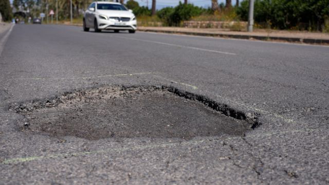 El PSOE inicia la campa&ntilde;a 'Una flor en cada bache' para visibilizar el abandono del PP en las pedanías