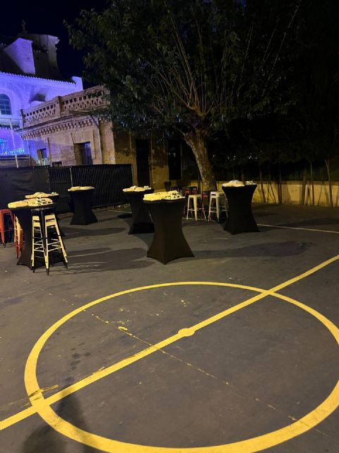 El AMPA del Cierva Peñafiel critica que el Ayuntamiento ceda el uso del colegio a los sardineros como almacén de bebidas alcohólicas y espacio de fiesta nocturna