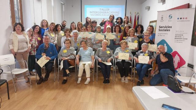 Jóvenes y mayores de El Palmar estrechan lazos gracias al taller intergeneracional 'Historias que conectan'