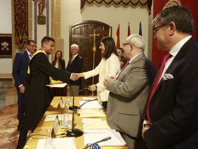 La II Promoción de Medicina de la UCAM se gradúa con la vista puesta en el MIR